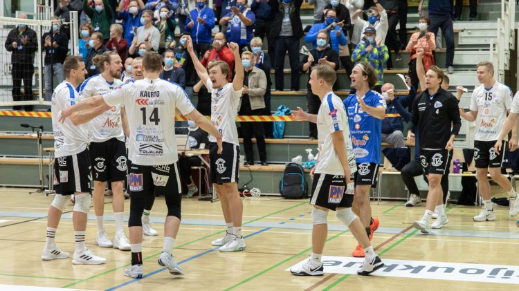 Akaa-Volley ja Ducks järjestivät huikean jännärin - Savo Volley löi VaLePan ja Tiikerit Ettan