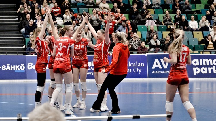 Naisten kärkikaksikko kova - JymyVolley piinasi LP Viestiä Turussa