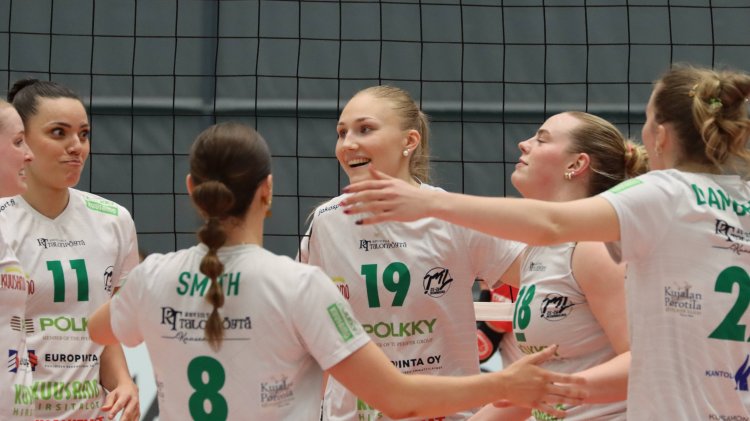 Naisten välierissä suosikkien avausvoittojen ilta